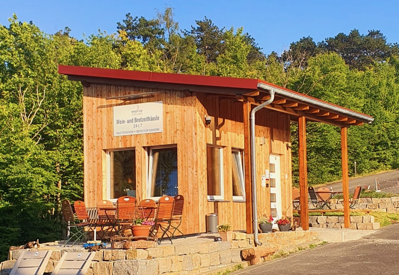 Männer vor dem Weinhäusle klein